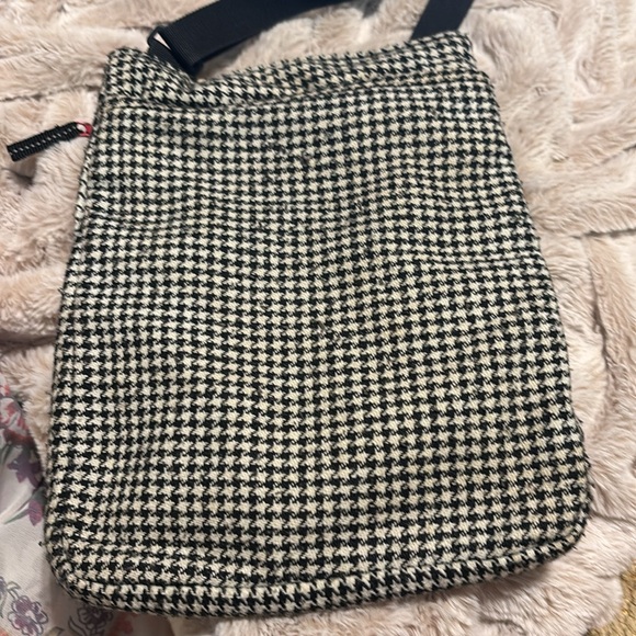 KAVU limited edition Black and White houndstooth Crossbody Bag - Picture 5 of 7
